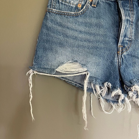 LEVI'S 501 Shorts Back To Your Heart Size 26 Cutoff Light Blue Rinse Distressed - Picture 7 of 16